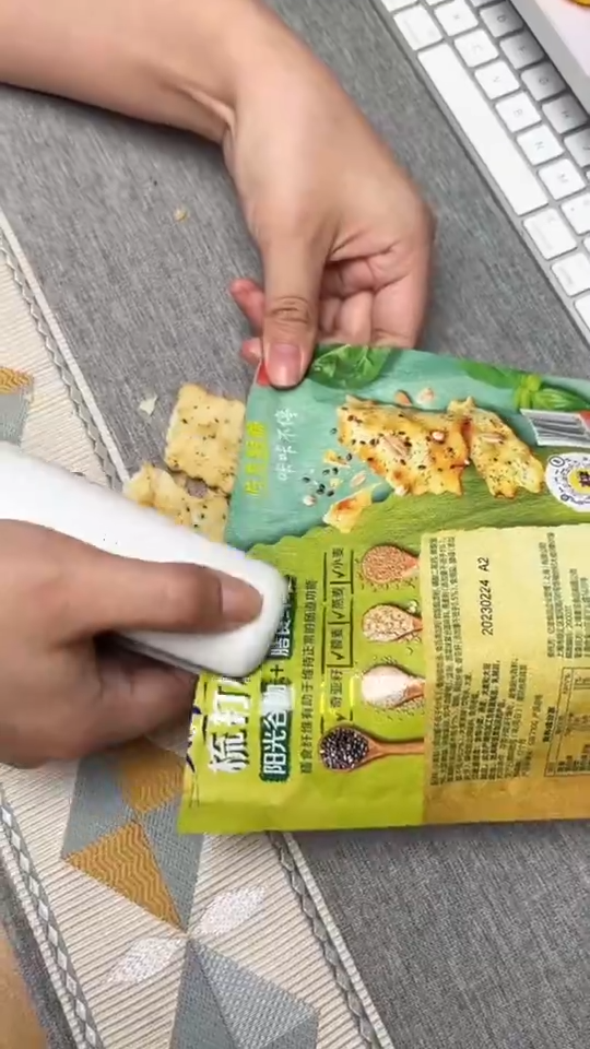 4-in-1 Portable Electric Vacuum Sealer product detail